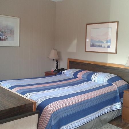 River Heights Motel กูร์เตอเนย์ ภายนอก รูปภาพ