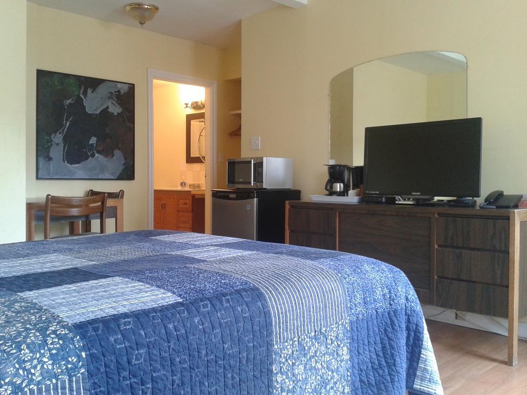 River Heights Motel กูร์เตอเนย์ ภายนอก รูปภาพ