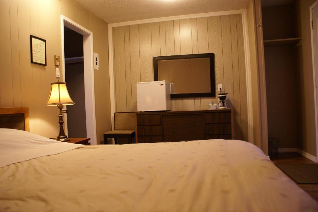 River Heights Motel กูร์เตอเนย์ ห้อง รูปภาพ