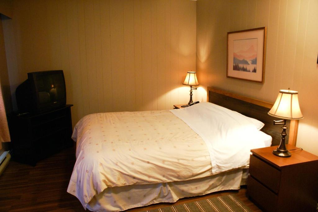 River Heights Motel กูร์เตอเนย์ ห้อง รูปภาพ