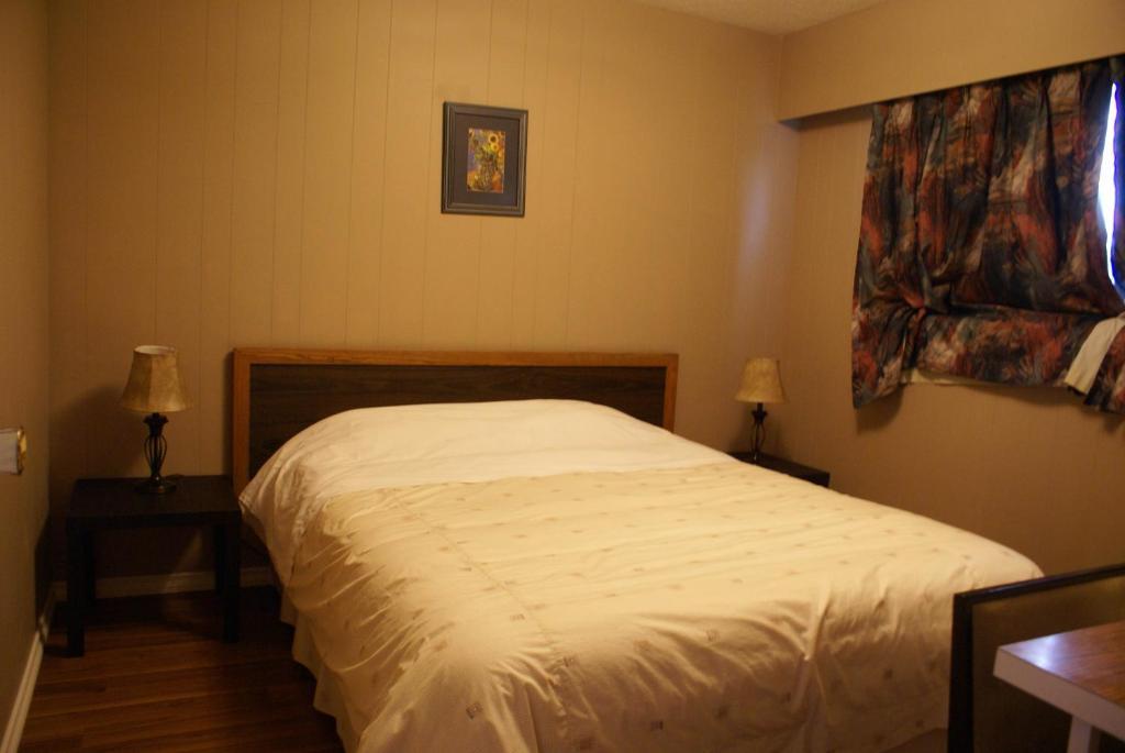 River Heights Motel กูร์เตอเนย์ ห้อง รูปภาพ