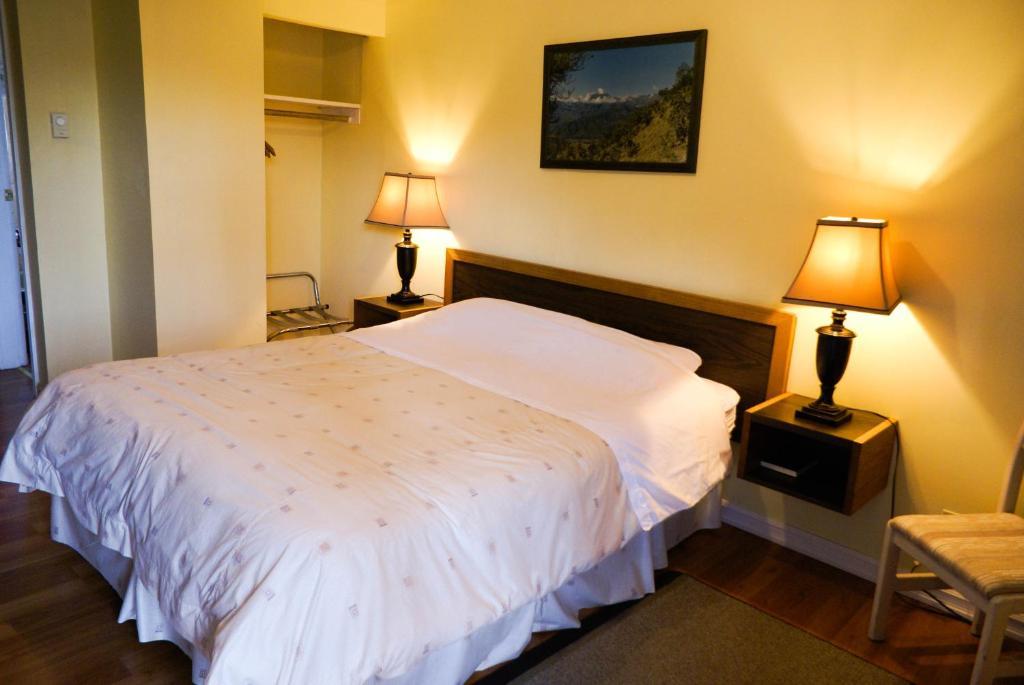 River Heights Motel กูร์เตอเนย์ ห้อง รูปภาพ