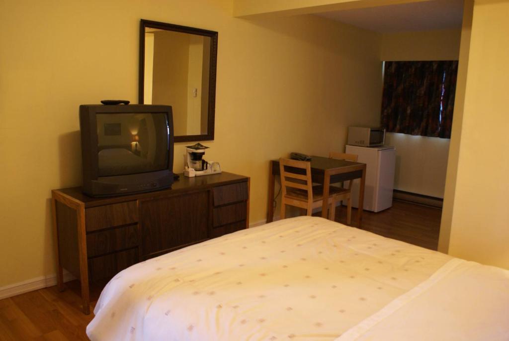 River Heights Motel กูร์เตอเนย์ ห้อง รูปภาพ