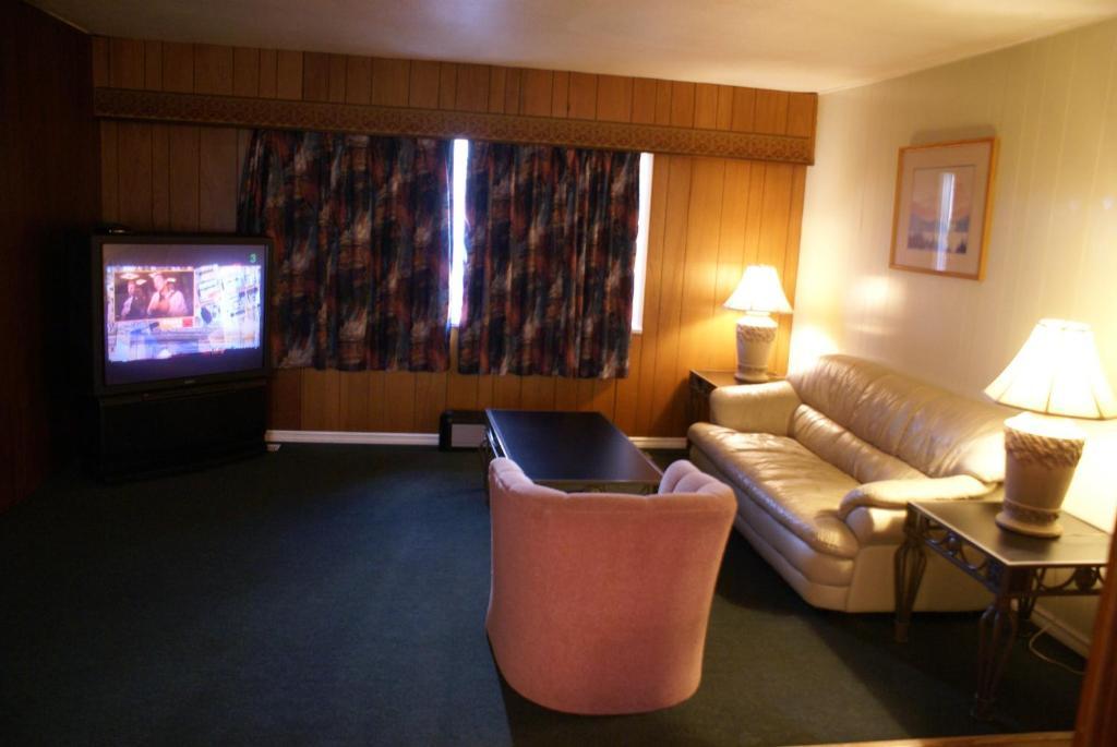 River Heights Motel กูร์เตอเนย์ ห้อง รูปภาพ