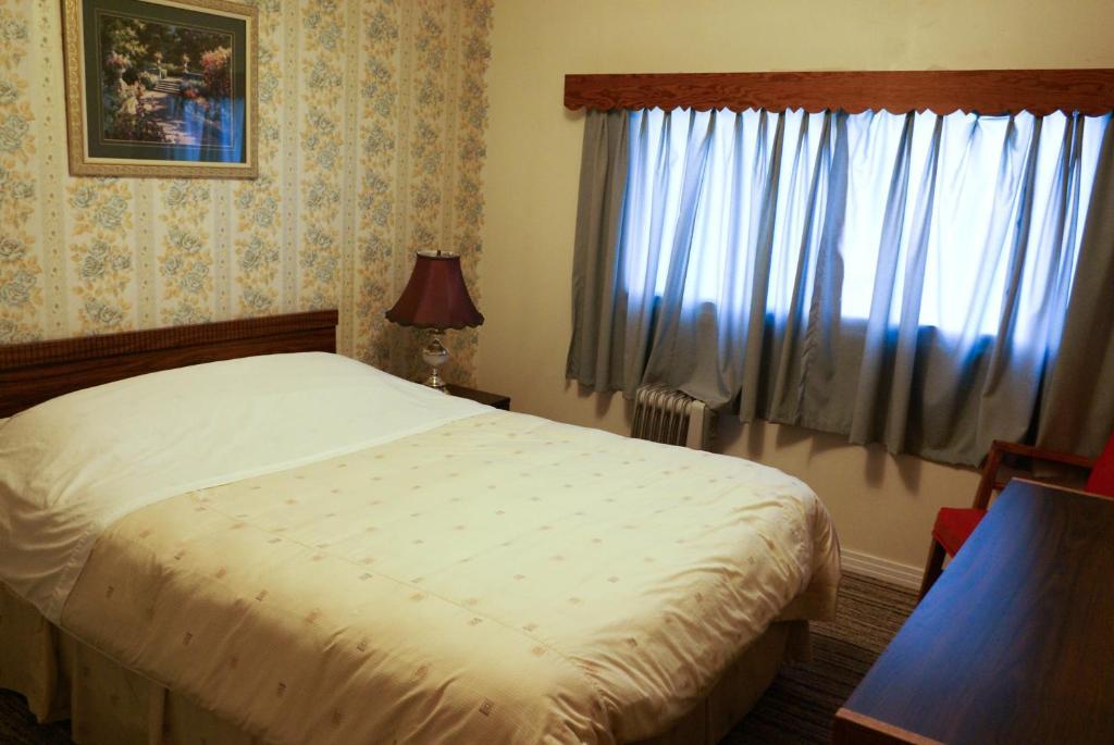 River Heights Motel กูร์เตอเนย์ ห้อง รูปภาพ