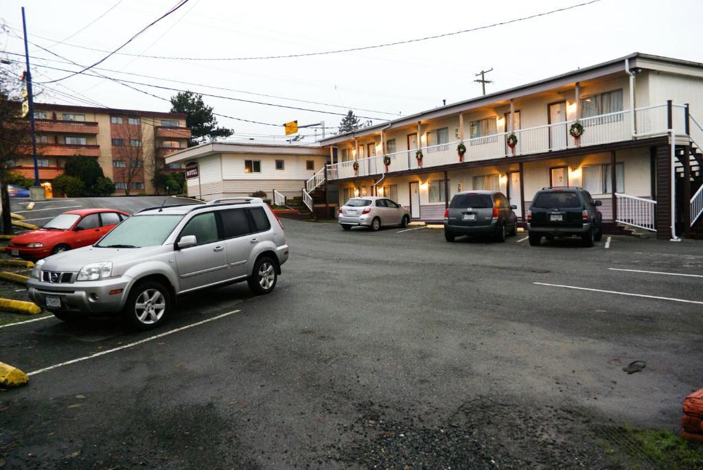River Heights Motel กูร์เตอเนย์ ภายนอก รูปภาพ