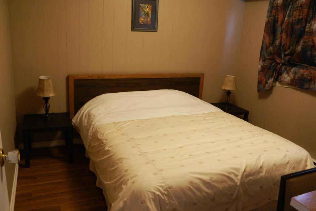 River Heights Motel กูร์เตอเนย์ ภายนอก รูปภาพ