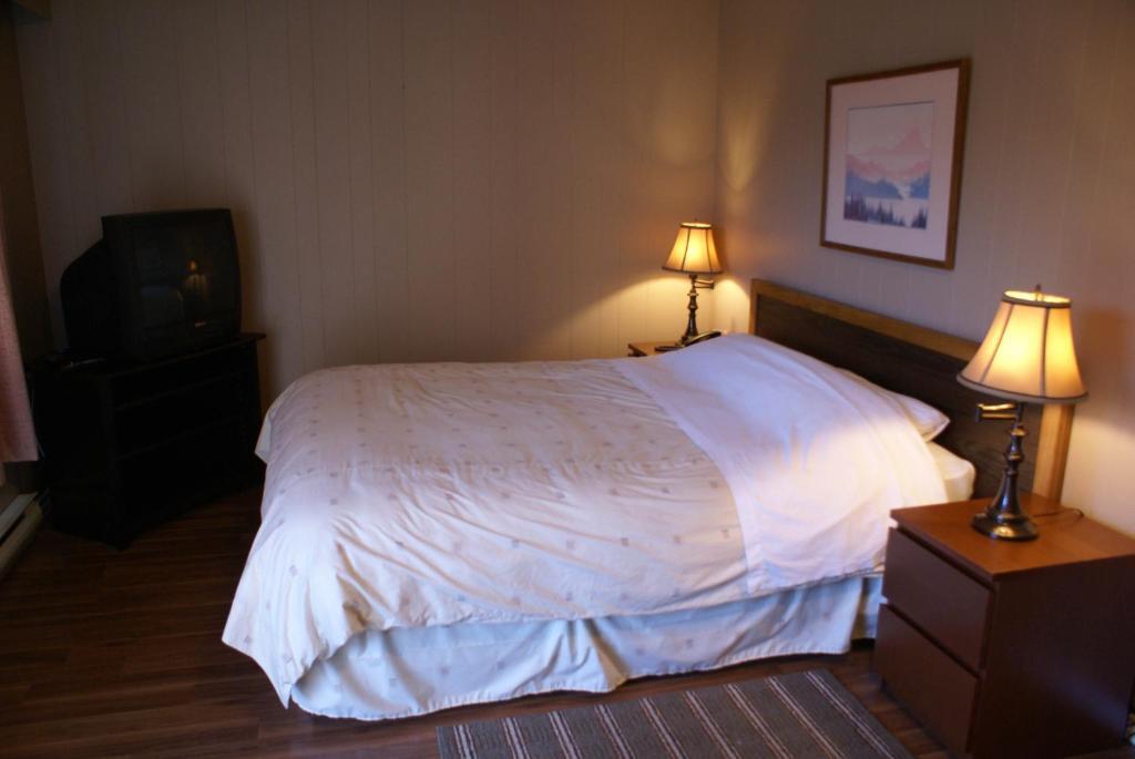 River Heights Motel กูร์เตอเนย์ ห้อง รูปภาพ