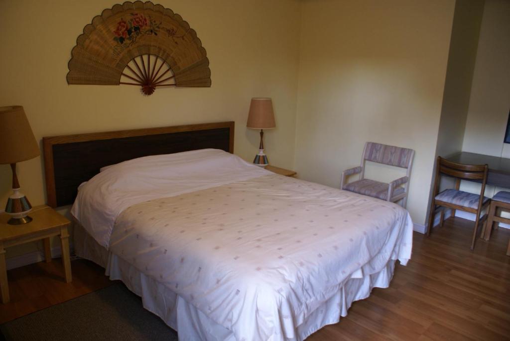River Heights Motel กูร์เตอเนย์ ภายนอก รูปภาพ