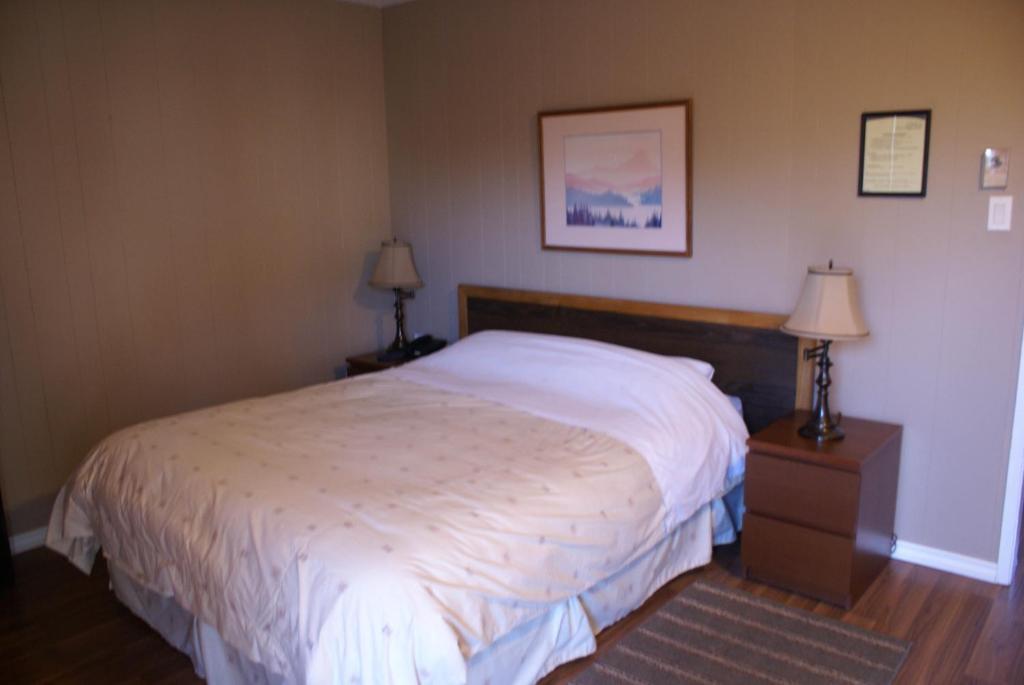 River Heights Motel กูร์เตอเนย์ ภายนอก รูปภาพ