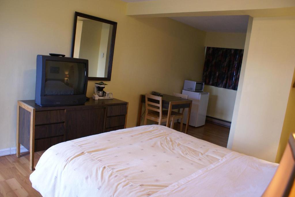 River Heights Motel กูร์เตอเนย์ ภายนอก รูปภาพ