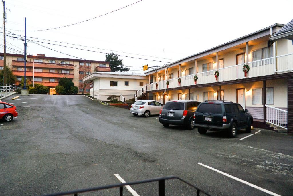 River Heights Motel กูร์เตอเนย์ ภายนอก รูปภาพ