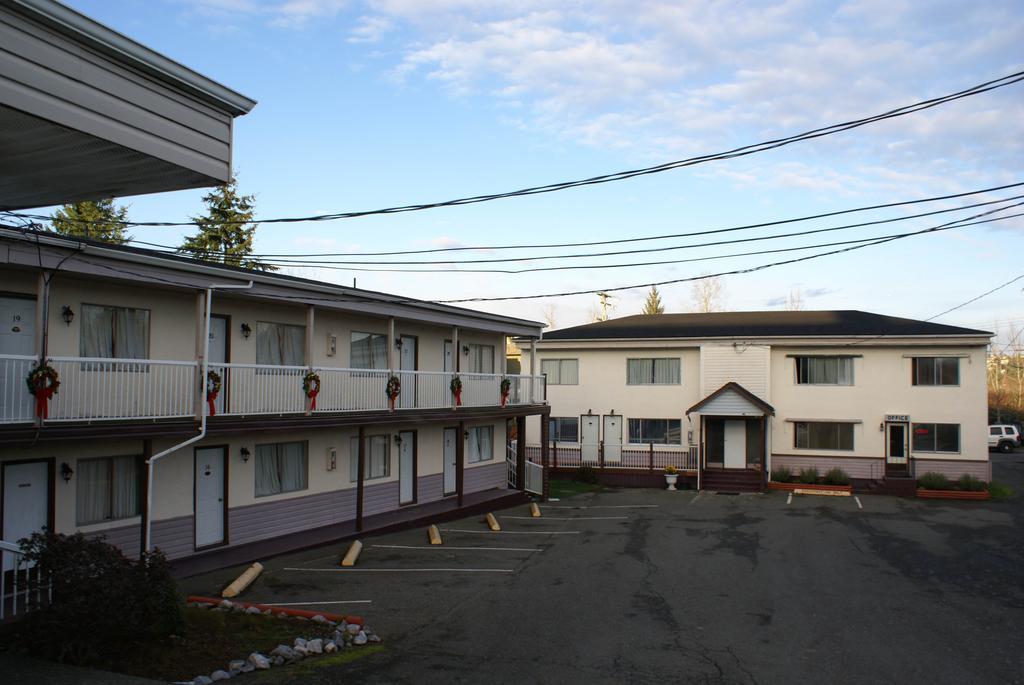 River Heights Motel กูร์เตอเนย์ ภายนอก รูปภาพ