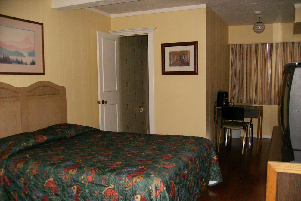 River Heights Motel กูร์เตอเนย์ ภายนอก รูปภาพ