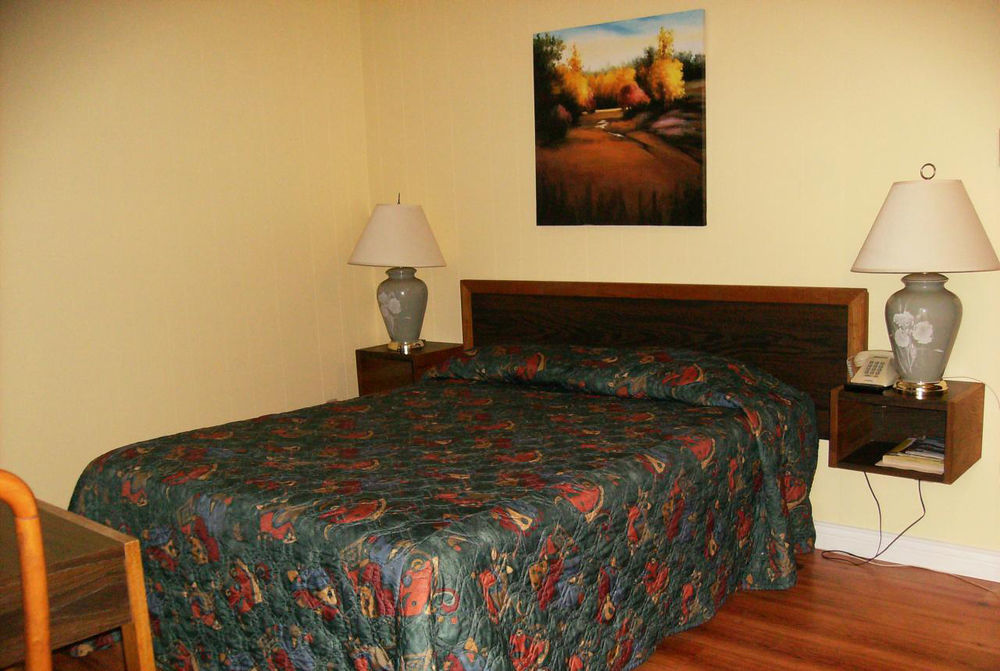River Heights Motel กูร์เตอเนย์ ภายนอก รูปภาพ