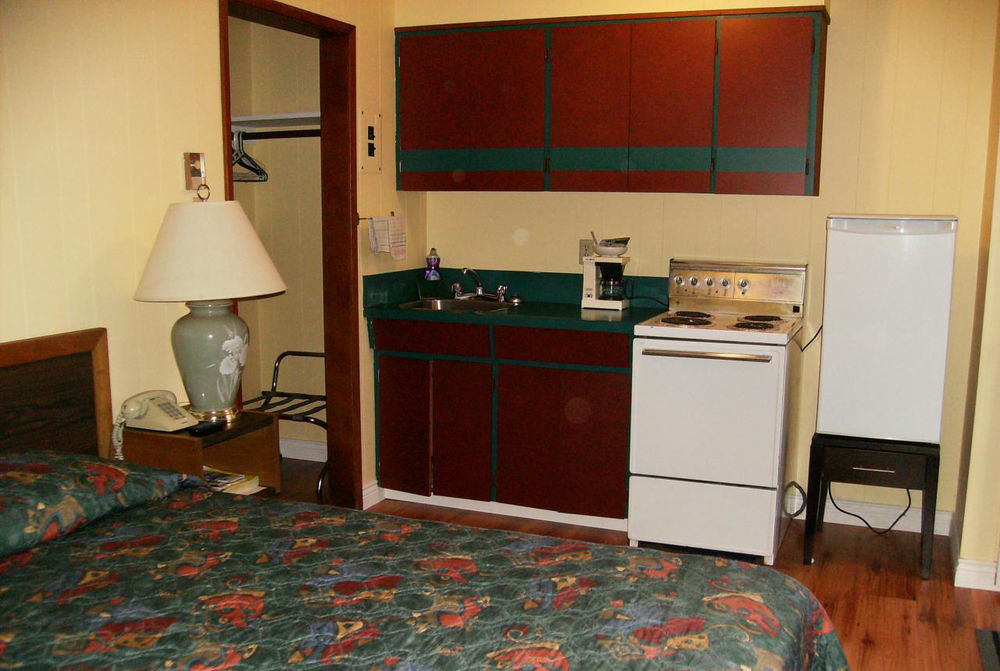 River Heights Motel กูร์เตอเนย์ ภายนอก รูปภาพ