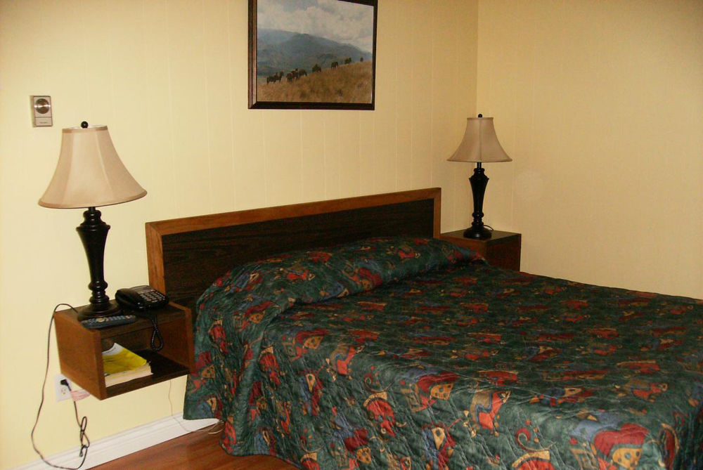 River Heights Motel กูร์เตอเนย์ ภายนอก รูปภาพ