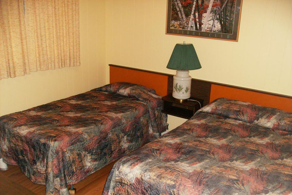 River Heights Motel กูร์เตอเนย์ ภายนอก รูปภาพ