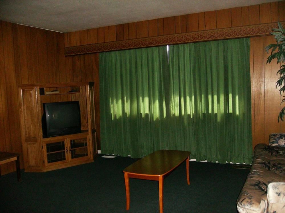River Heights Motel กูร์เตอเนย์ ภายนอก รูปภาพ