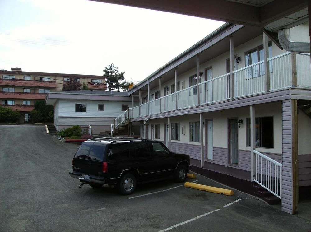 River Heights Motel กูร์เตอเนย์ ภายนอก รูปภาพ