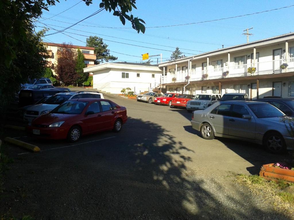 River Heights Motel กูร์เตอเนย์ ภายนอก รูปภาพ